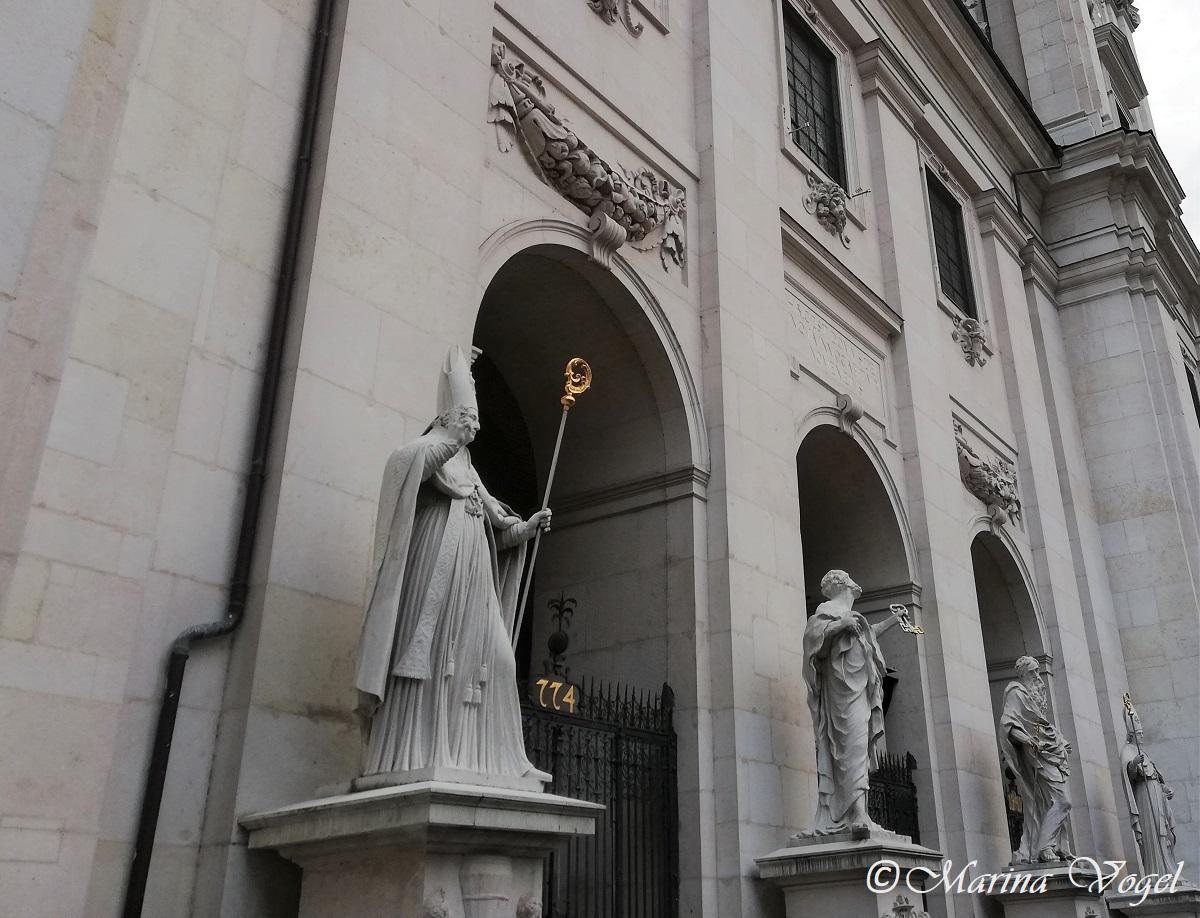 Около дверей собора установлены статуи покровителей города - Святых Руперта и Виргилия / Фото Марина Григоренко