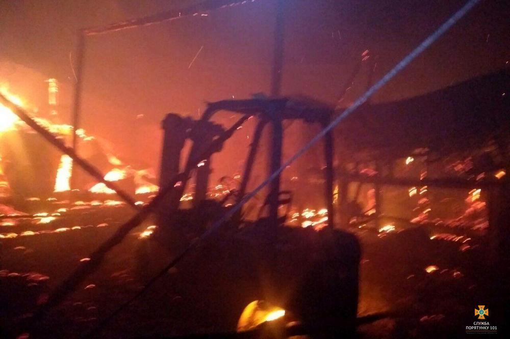 На Тернопільщині рятувальники понад дві години гасили масштабну пожежу в цеху з виробництва деревного вугілля (фото) На Тернопільщині рятувальники понад дві години гасили масштабну пожежу в цеху з виробництва деревного вугілля (фото)