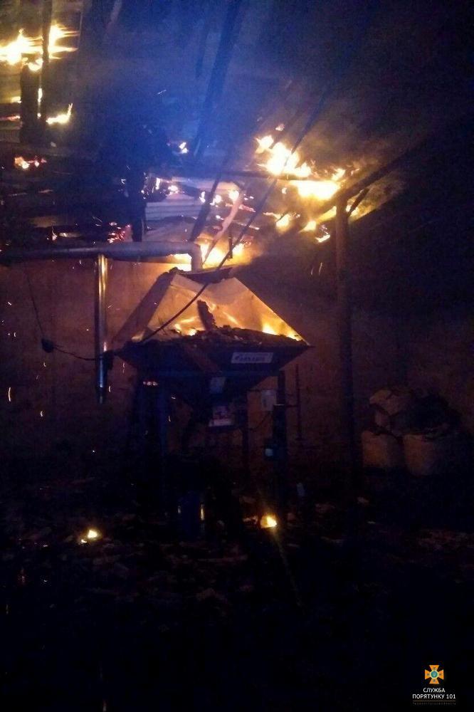 На Тернопільщині рятувальники понад дві години гасили масштабну пожежу в цеху з виробництва деревного вугілля (фото) На Тернопільщині рятувальники понад дві години гасили масштабну пожежу в цеху з виробництва деревного вугілля (фото)