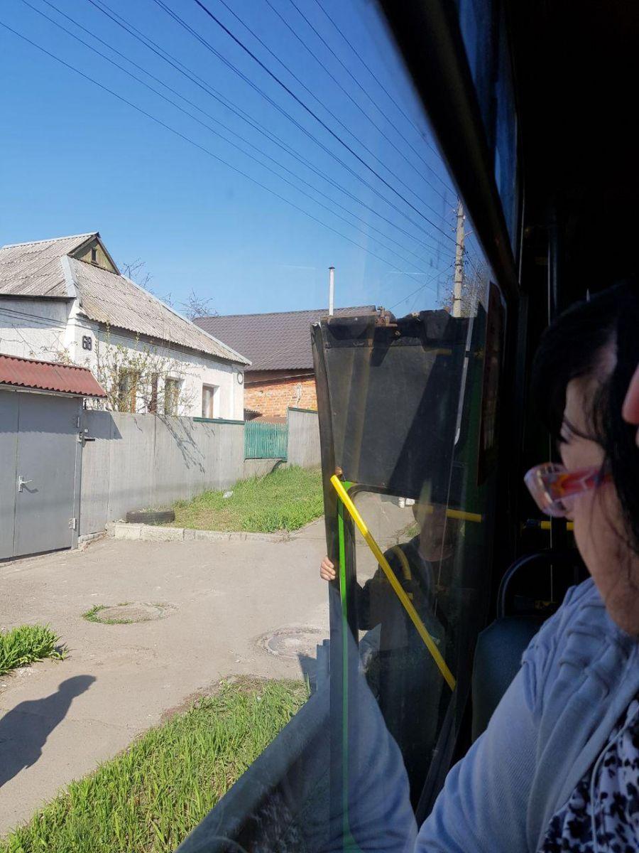 В Харкові у маршрутки на ходу відвалилася задні двері / фото telegram.org/hueviykharkov В Харкові у маршрутки на ходу відвалилася задні двері / фото telegram.org/hueviykharkov