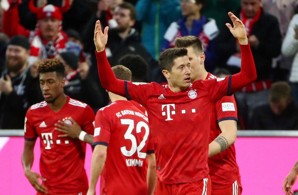 Кингсли Коман (слева) и Роберт Левандовски, по версии журналистов, устроили драку на тренировке / REUTERS