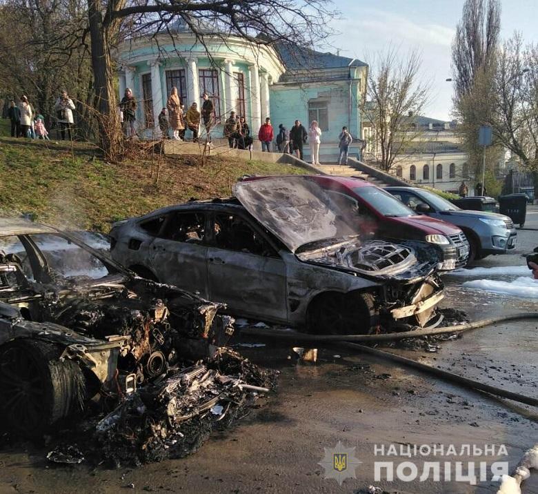 Неизвестный в балаклаве поджег два автомобиля / фото НПУ Неизвестный в балаклаве поджег два автомобиля / фото НПУ