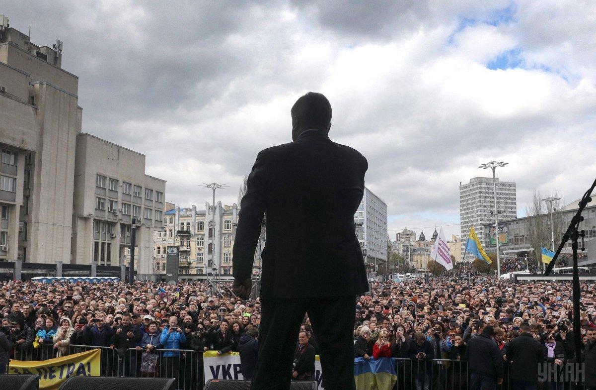 Президент виступив перед присутніми на площі біля стадіону / фото УНІАН Президент виступив перед присутніми на площі біля стадіону / фото УНІАН