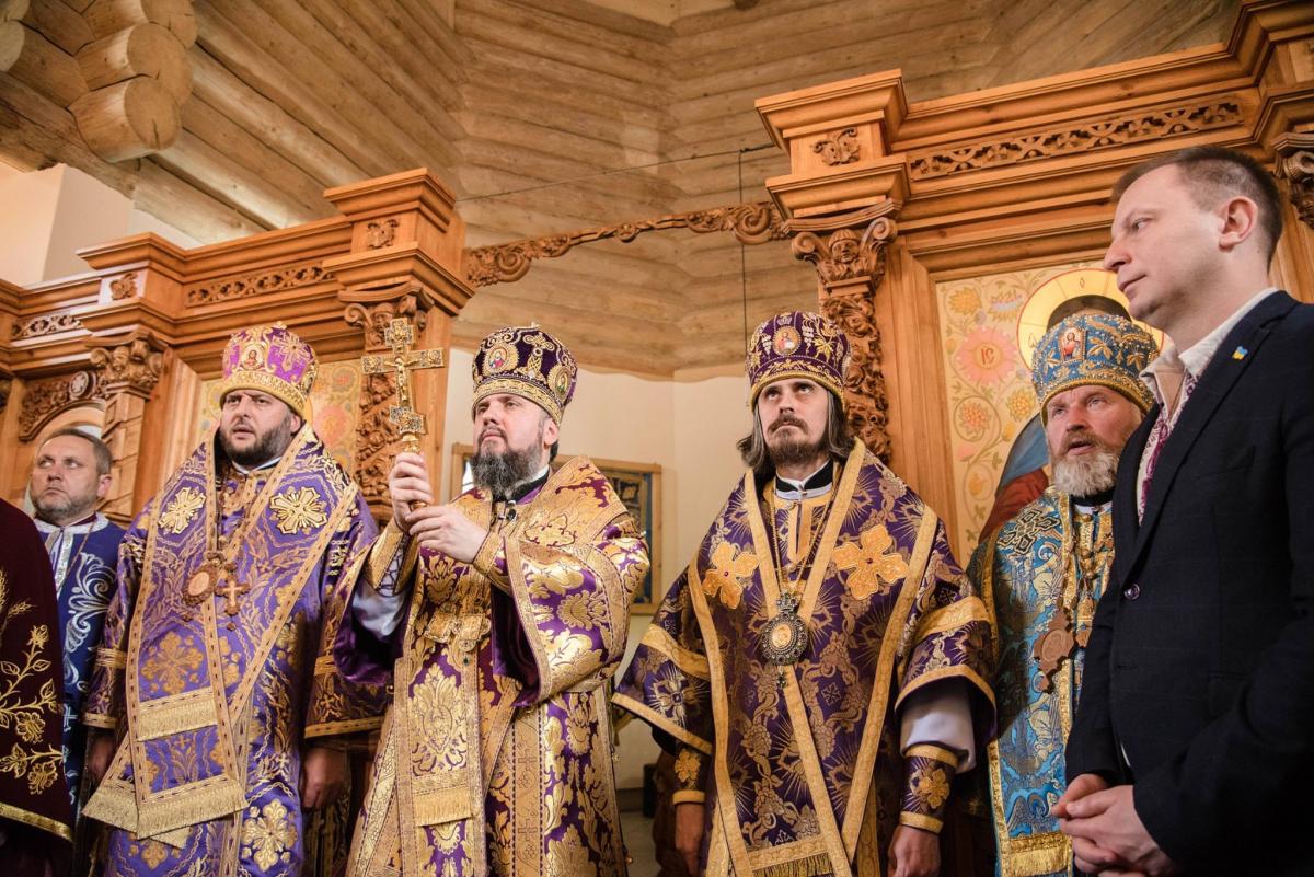 Предстоятель УПЦ Епіфаній передав храмам Тернопільщини копію Томосу (фото, відео) Предстоятель УПЦ Епіфаній передав храмам Тернопільщини копію Томосу (фото, відео)