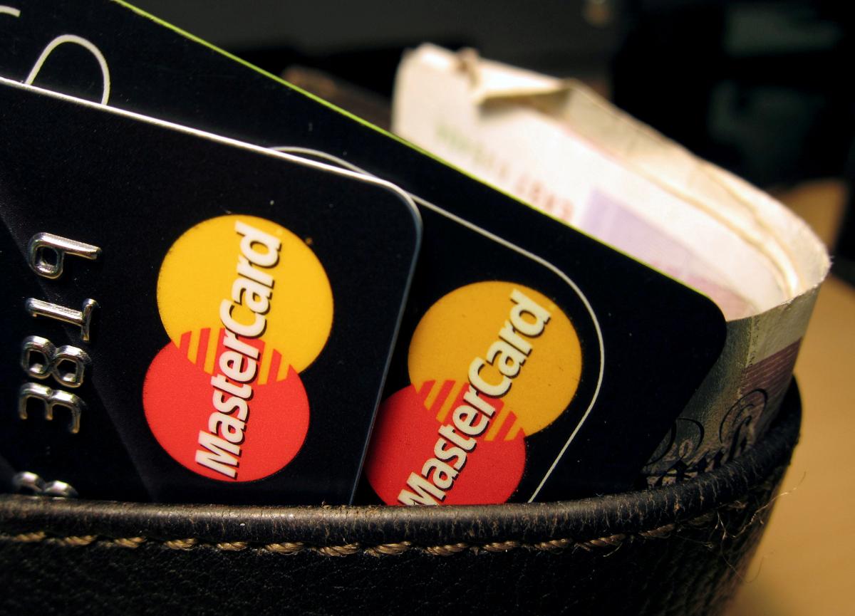 В Росії виведуть з обігу платіжні картки Visa та Mastercard