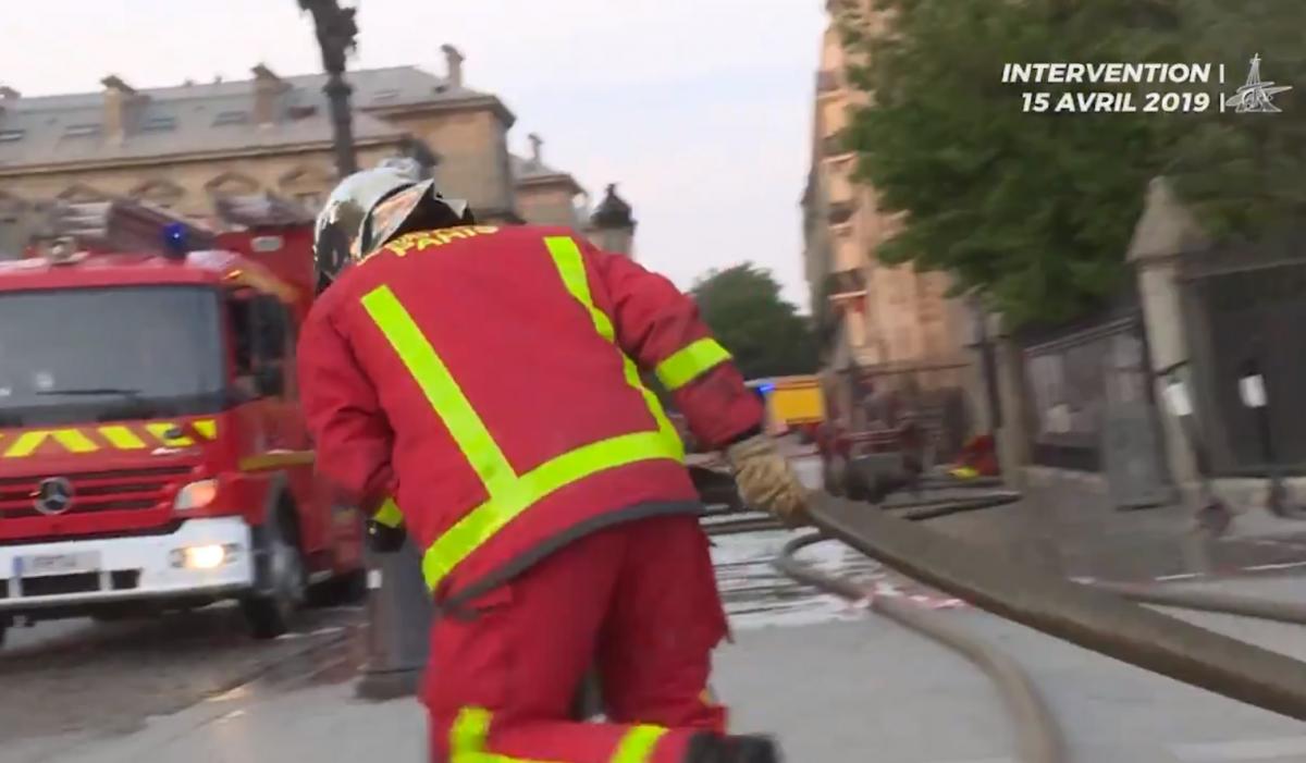 Паризькі пожежники оприлюднили нове відео з пожежі у соборі Нотр-Дам / Скріншот - Twitter, Pompiers de Paris Паризькі пожежники оприлюднили нове відео з пожежі у соборі Нотр-Дам / Скріншот - Twitter, Pompiers de Paris