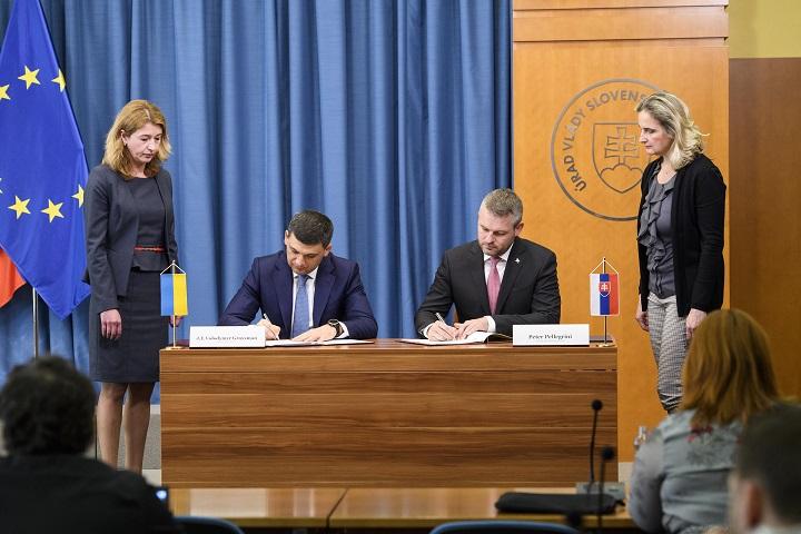 The documents were signed in Bratislava as part of Groysman's working visit to Slovakia / Photo from kmu.gov.ua The documents were signed in Bratislava as part of Groysman's working visit to Slovakia / Photo from kmu.gov.ua