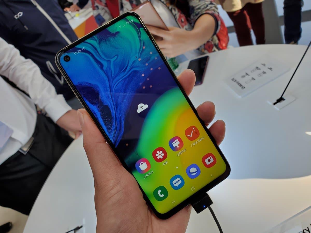 Новий Galaxy A60 стоїть на сходинку вище моделі Galaxy A50 / фото twitter/Sudhanshu1414 Новий Galaxy A60 стоїть на сходинку вище моделі Galaxy A50 / фото twitter/Sudhanshu1414