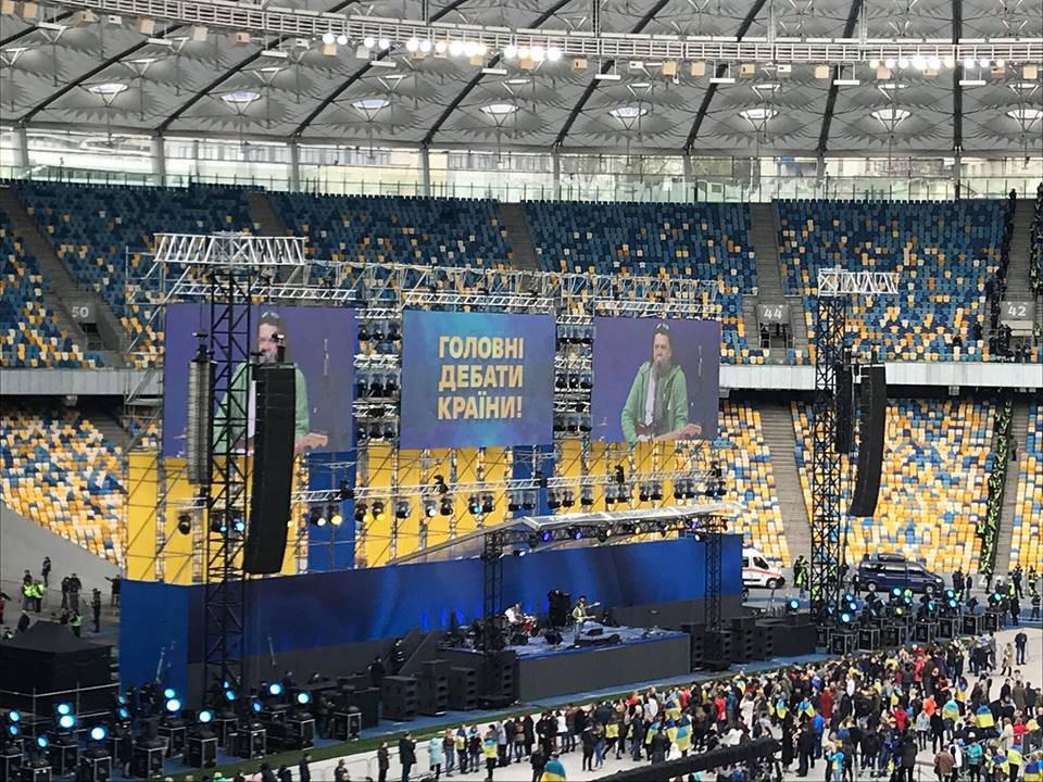 Біля сцени, на якій має виступити Зеленський, зібралося біля 150 осіб / фото УНІАН Біля сцени, на якій має виступити Зеленський, зібралося біля 150 осіб / фото УНІАН