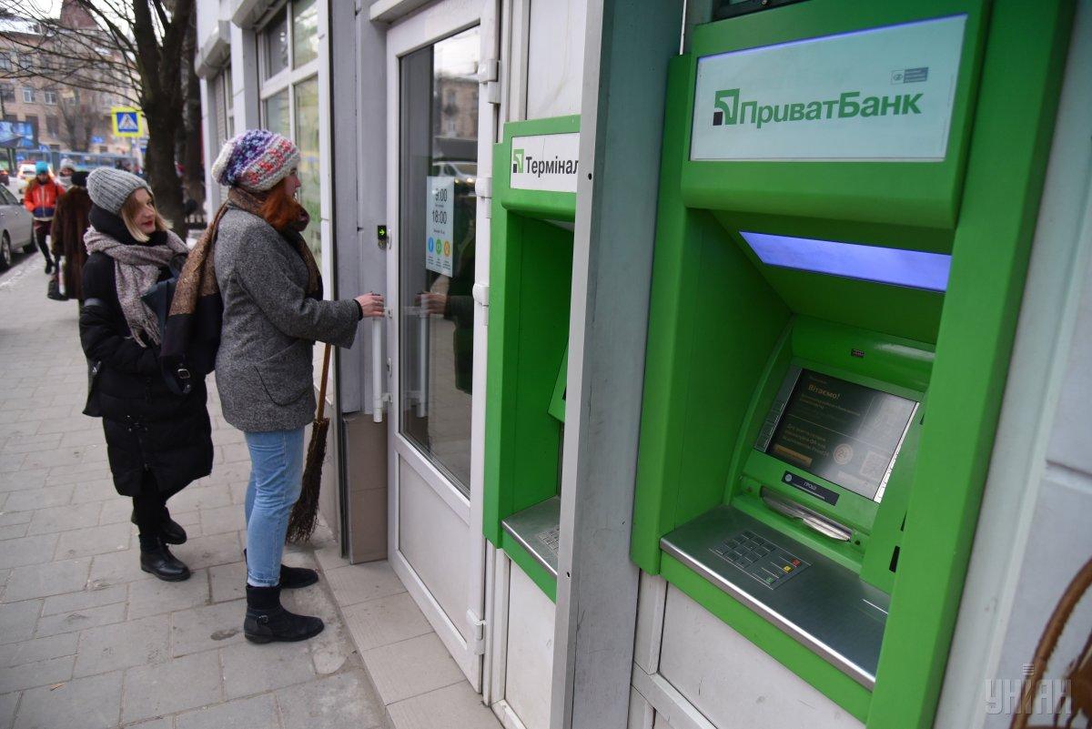 Банк просит своих клиентов не открывать сообщения от мошенников / фото УНИАН Владимир Гонтар