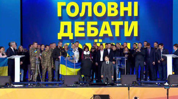 Порошенко и Зеленский во время дебатов стали на колени / скриншот Порошенко и Зеленский во время дебатов стали на колени / скриншот
