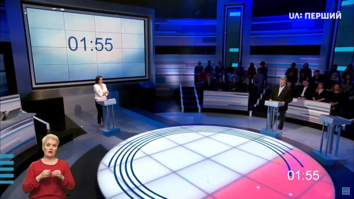 Во время дебатов Зеленский и Порошенко встали на колени