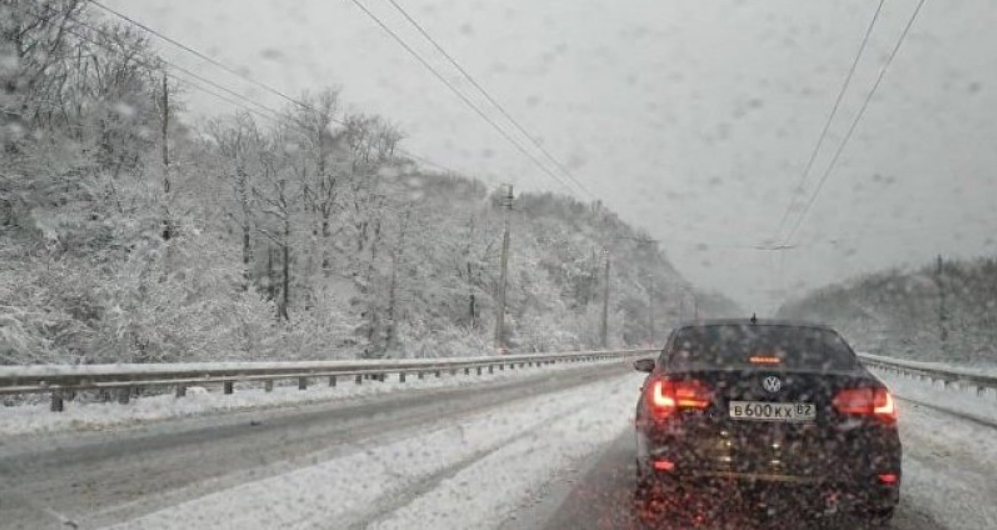 Місцями снігом буквально "завалило" / фото: "Кримський бандерівець" Місцями снігом буквально "завалило" / фото: "Кримський бандерівець"