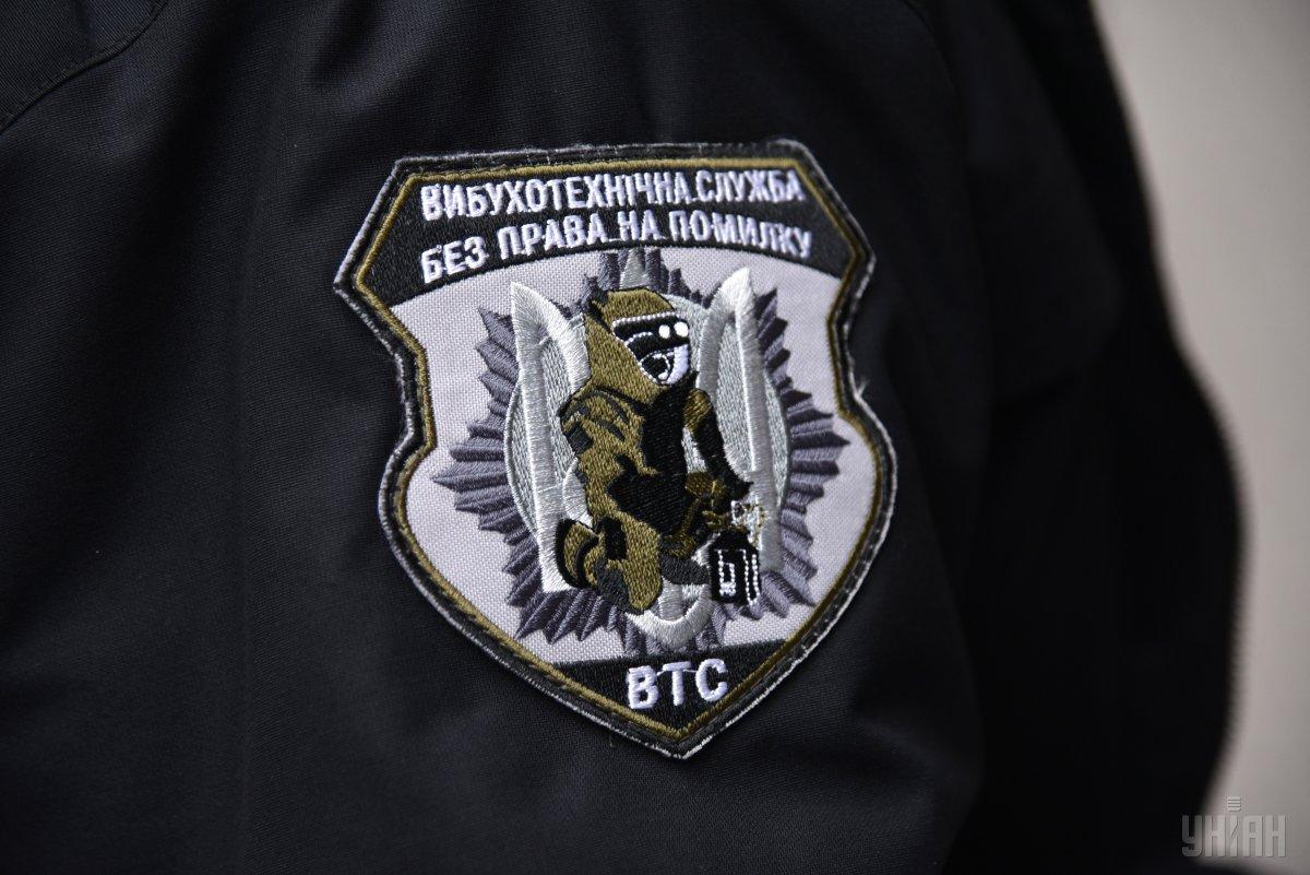 На все объекты направлены взрывотехники, кинологи и спасатели / фото УНИАН На все объекты направлены взрывотехники, кинологи и спасатели / фото УНИАН
