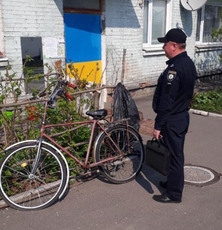 Чоловік втік з бюлетенем / фото kv.npu.gov.ua