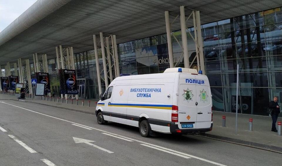 У Харкові вчора масово шукали вибухівку / фото lv.npu.gov.ua У Харкові вчора масово шукали вибухівку / фото lv.npu.gov.ua