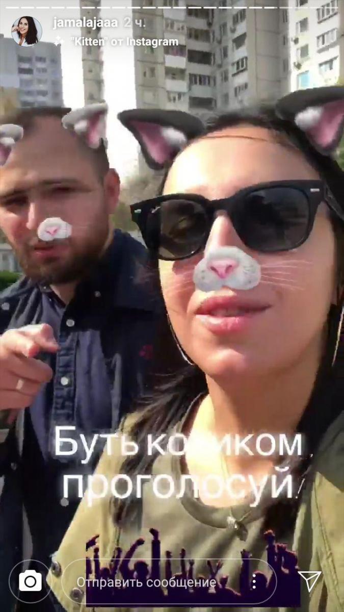 Джамала з чоловіком прийшли на виборчу дільницю / скріншот Джамала з чоловіком прийшли на виборчу дільницю / скріншот