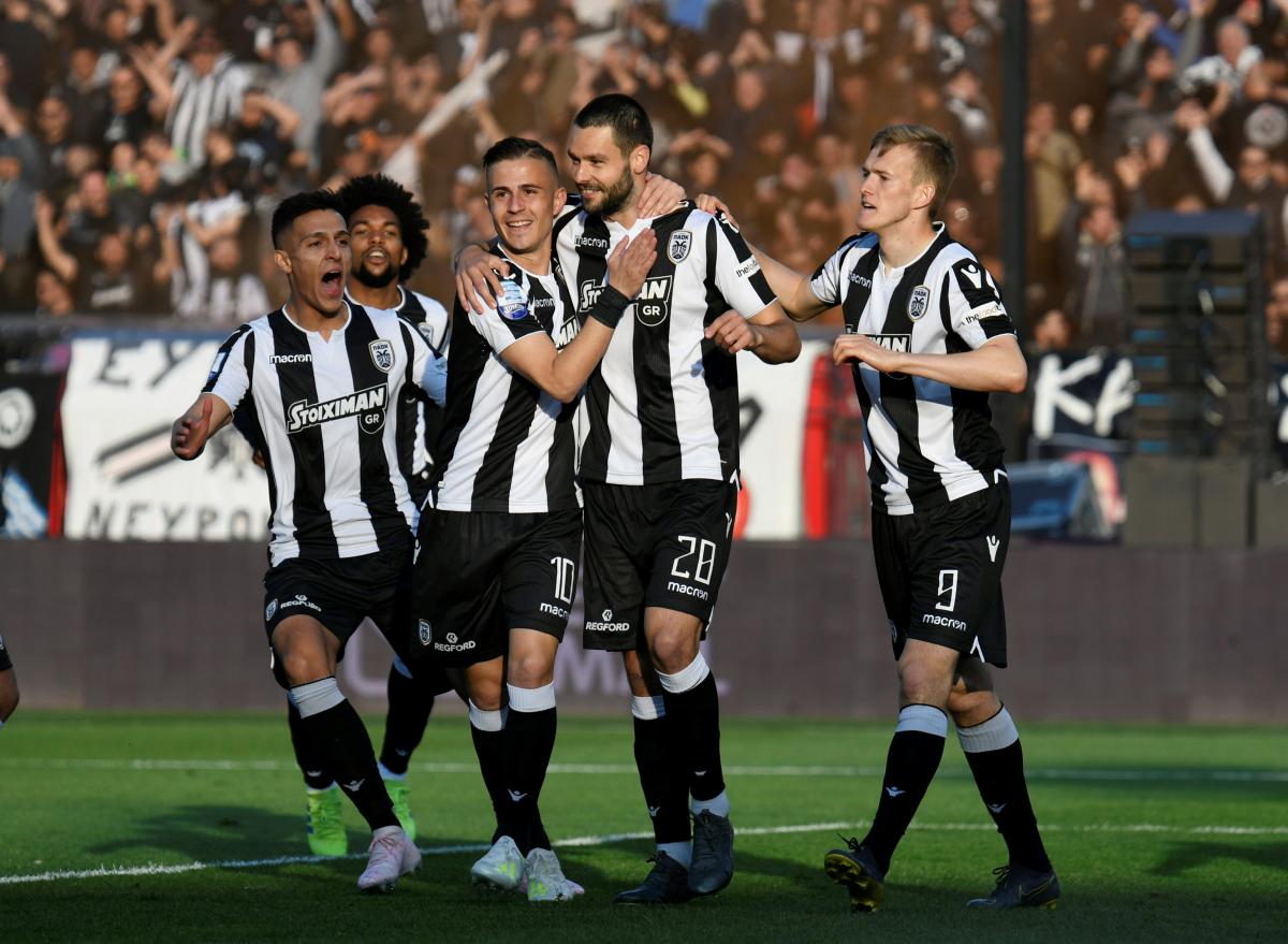 Евгений Шахов (в центре, №28) забил два гола в чемпионском матче ПАОКа / REUTERS