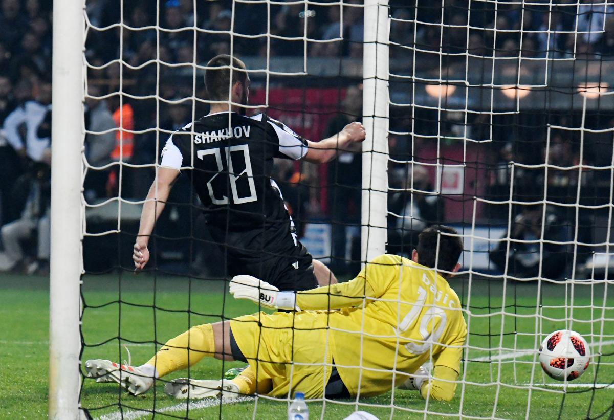 Евгений Шахов забивает свой второй гол в матче / REUTERS