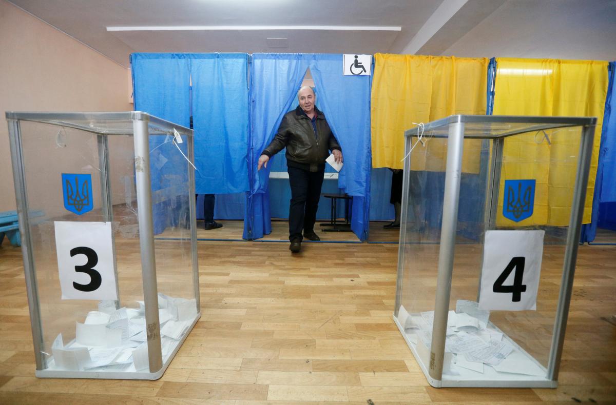 Процес зміни місця голосування йде не так екстремально, як це було під час президентських виборів / REUTERS
