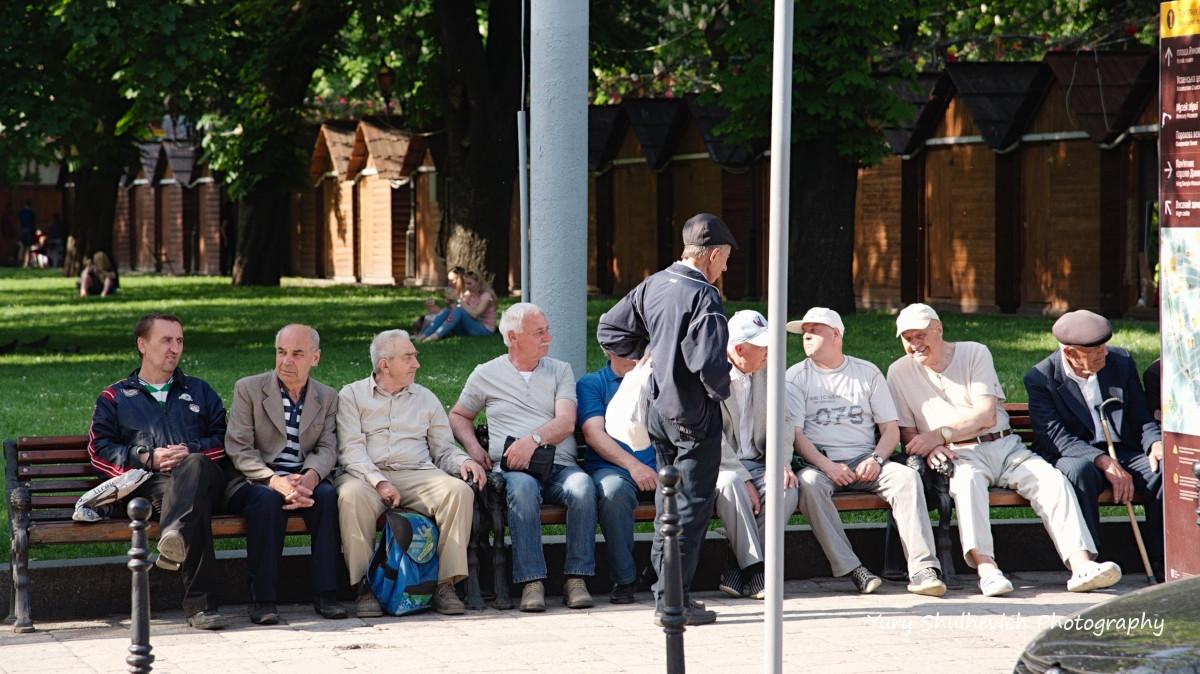 Місцеві обговорюють державні справи / фото Yury Shulhevich