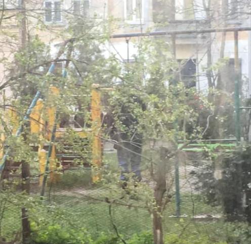 Тело обнаружили на детской площадке / фото portal.lviv.ua Тело обнаружили на детской площадке / фото portal.lviv.ua
