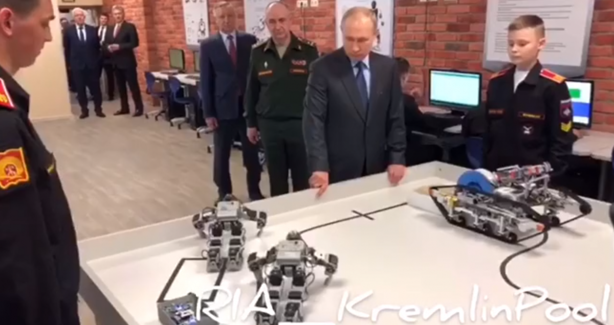 Cуворовцы скомандывали роботу "принять упор лежа" / скриншот Cуворовцы скомандывали роботу "принять упор лежа" / скриншот