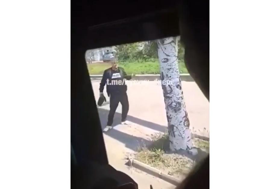 В Днепре агрессивный пассажир напал на водителя маршрутки / Видео Телеграм-канала hyevuy_dnepr В Днепре агрессивный пассажир напал на водителя маршрутки / Видео Телеграм-канала hyevuy_dnepr