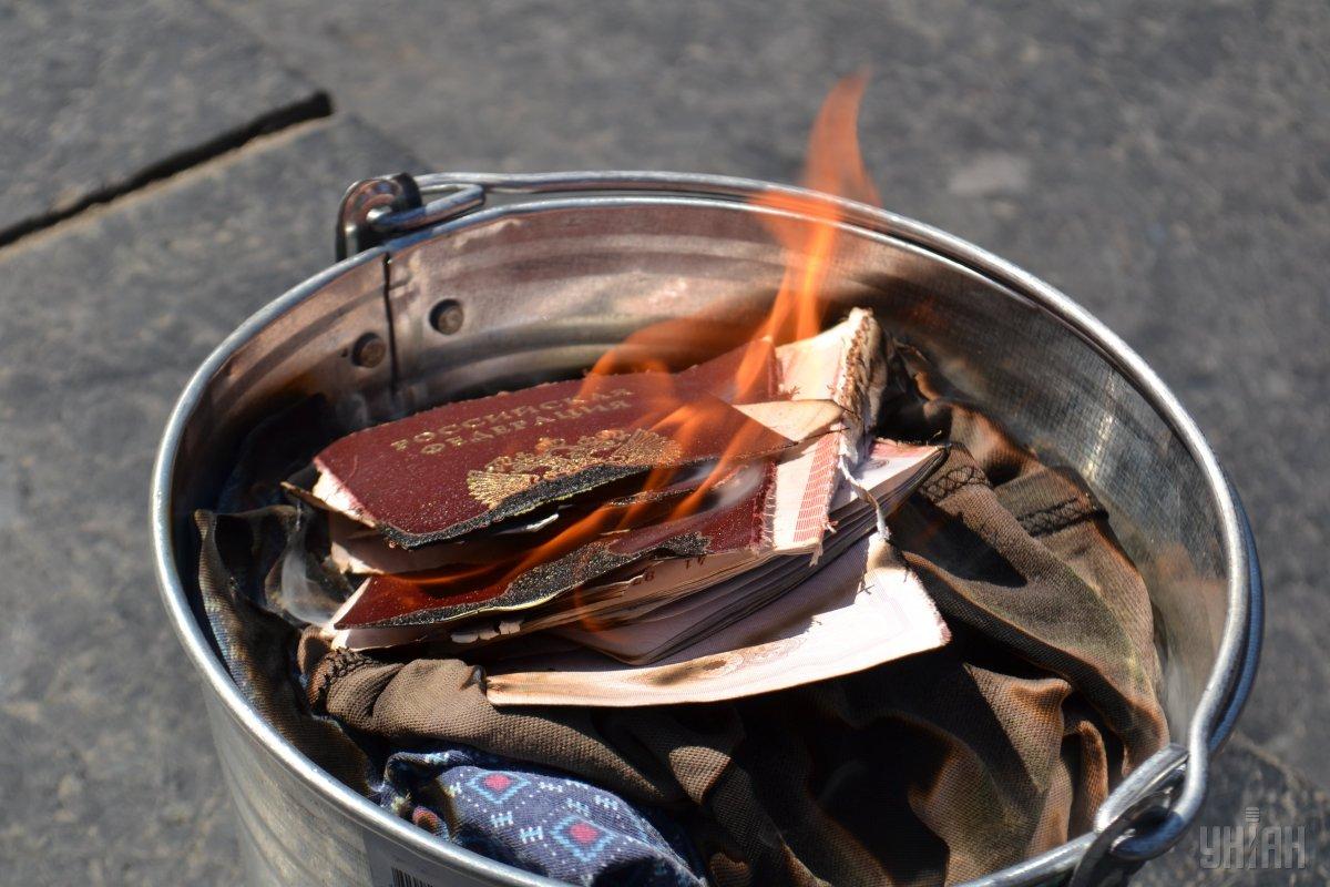 Окупанти на Донеччині погрожують жителям в разі відмови від російського громадянства / фото УНІАН Окупанти на Донеччині погрожують жителям в разі відмови від російського громадянства / фото УНІАН