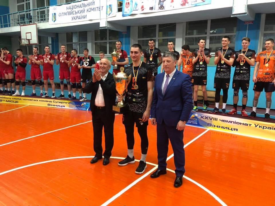 Президент ФВУ Михаил Мельник (справа) вручил чемпионский кубок капитану "Баркома" Евгению Кисилюку / fvu.in.ua Президент ФВУ Михаил Мельник (справа) вручил чемпионский кубок капитану "Баркома" Евгению Кисилюку / fvu.in.ua