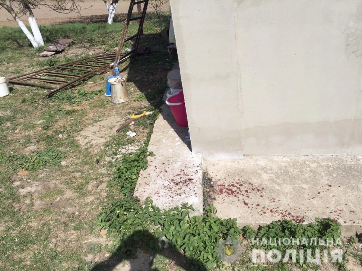 На Ривненщине нетрезвый мужчина выстрелил из гранатомета во дворе и остался без пальцев (фото) На Ривненщине нетрезвый мужчина выстрелил из гранатомета во дворе и остался без пальцев (фото)