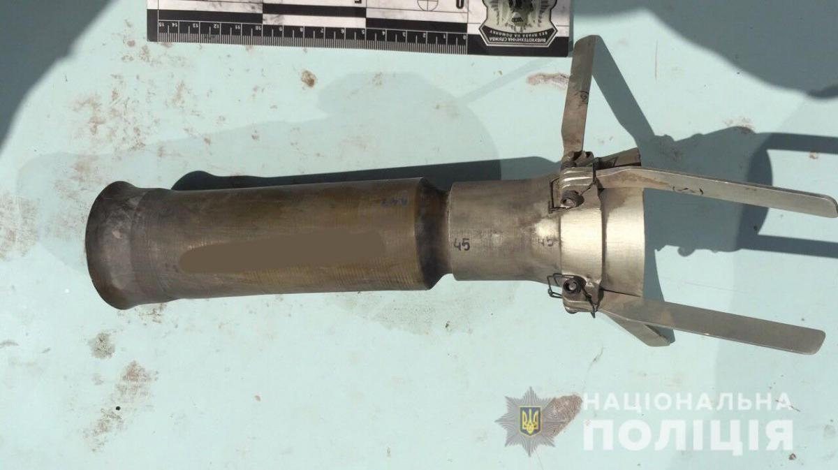 На Ривненщине нетрезвый мужчина выстрелил из гранатомета во дворе и остался без пальцев (фото) На Ривненщине нетрезвый мужчина выстрелил из гранатомета во дворе и остался без пальцев (фото)