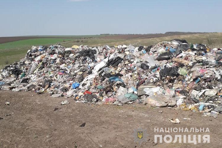 На Тернопільщині виявили несанкціонований скид сміття / фото Нацполіція На Тернопільщині виявили несанкціонований скид сміття / фото Нацполіція