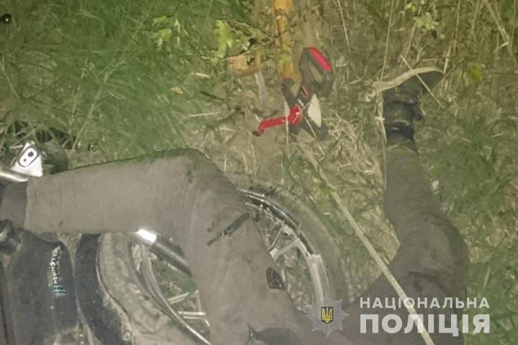 Юнак врізався на скутері у дерево / фото Нацполіція Юнак врізався на скутері у дерево / фото Нацполіція