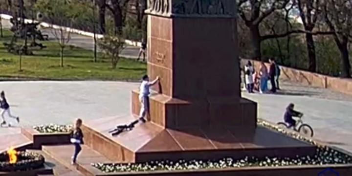 Пам'ятник Невідомому матросу в Одесі пошкодив дитина Пам'ятник Невідомому матросу в Одесі пошкодив дитина
