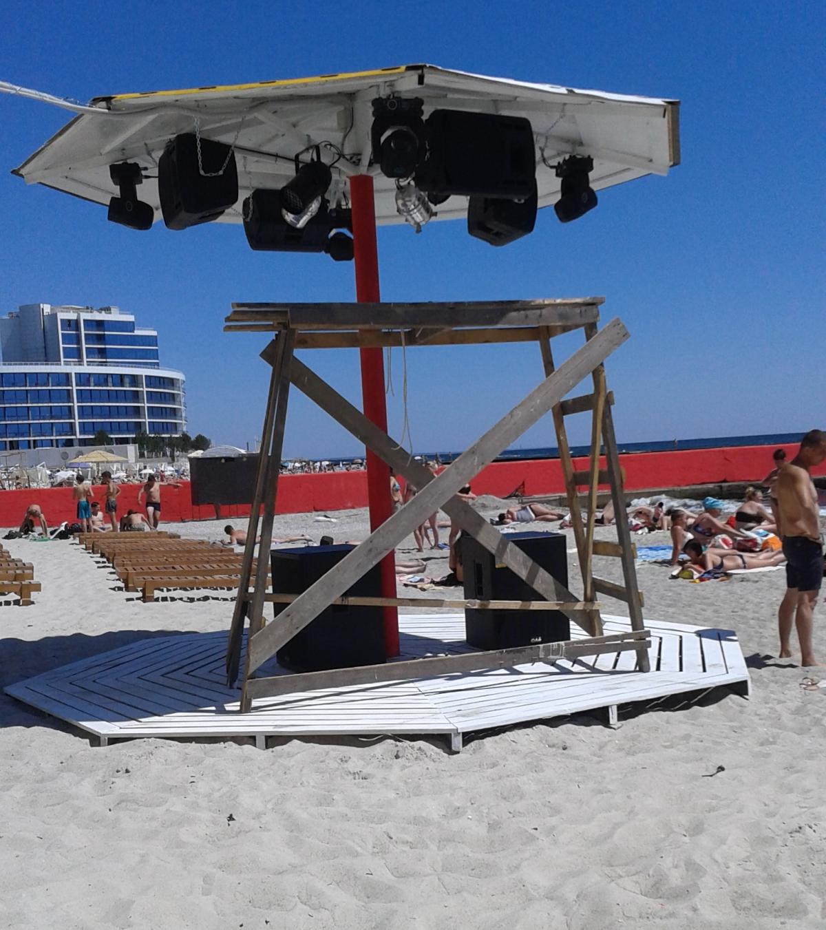 арендаторы воспринимает пляж, как собственность / фото Лариса Козовая