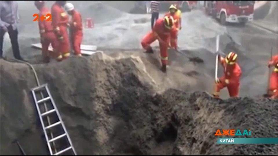 Рятували чоловіка десяток робітників / скріншот Рятували чоловіка десяток робітників / скріншот