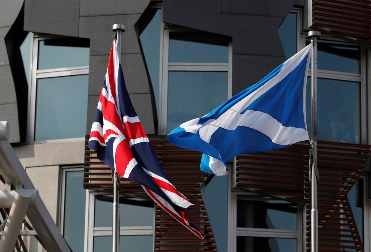 Флаги Британии и Шотландии / REUTERS
