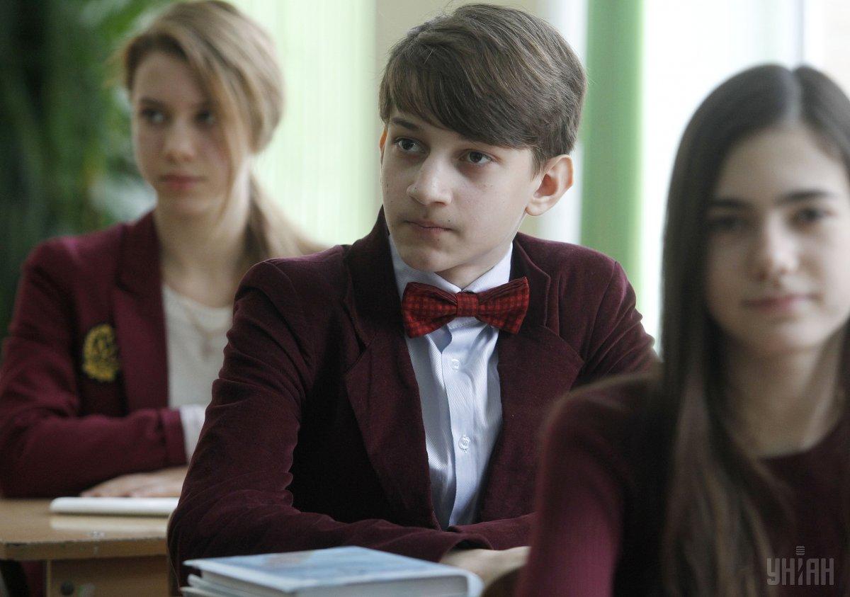 Устаревшими действующие обязательства относительно школьной формы считают даже в Министерстве образования / фото УНИАН Устаревшими действующие обязательства относительно школьной формы считают даже в Министерстве образования / фото УНИАН