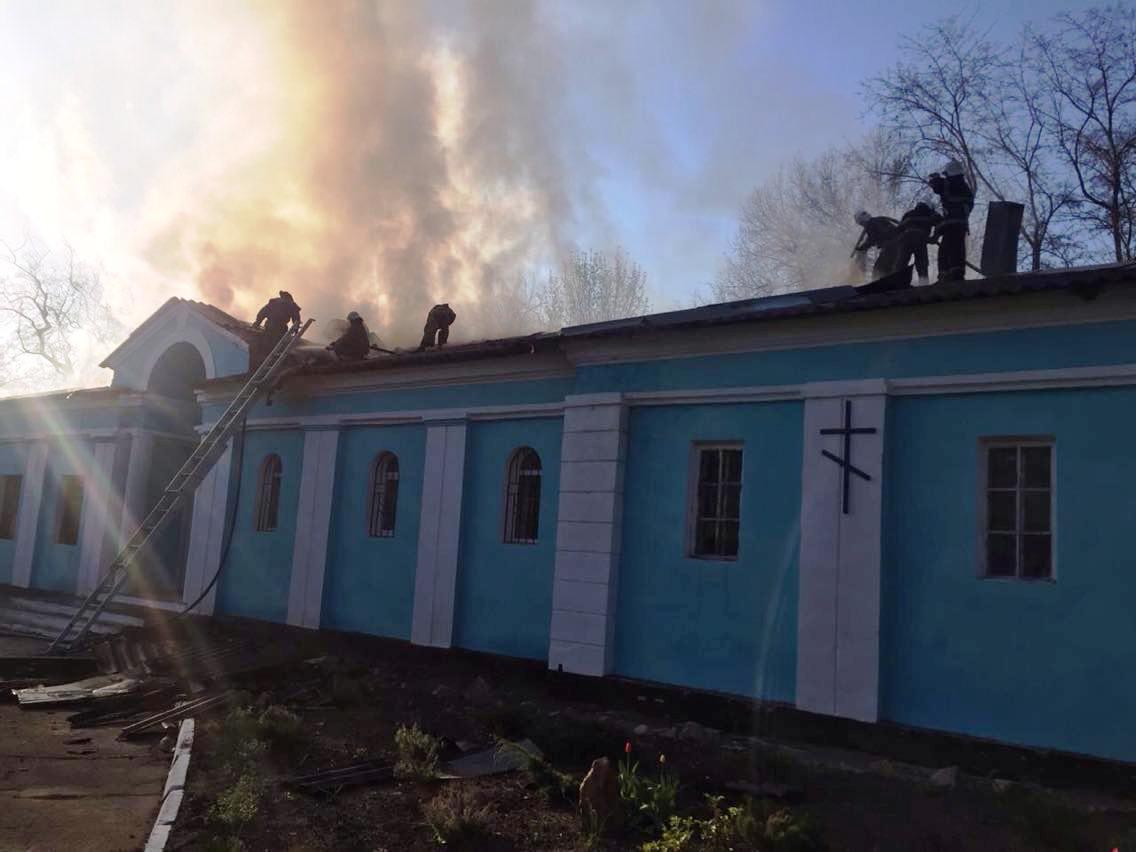 У Кам'янському горіла церква / фото dp.dsns.gov.ua У Кам'янському горіла церква / фото dp.dsns.gov.ua