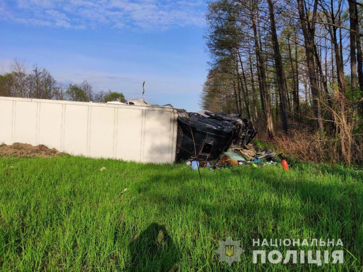 На Житомирщині через втому водія перекинулись одразу дві фури / фото ГУ Нацполіції в Житомирській області На Житомирщині через втому водія перекинулись одразу дві фури / фото ГУ Нацполіції в Житомирській області