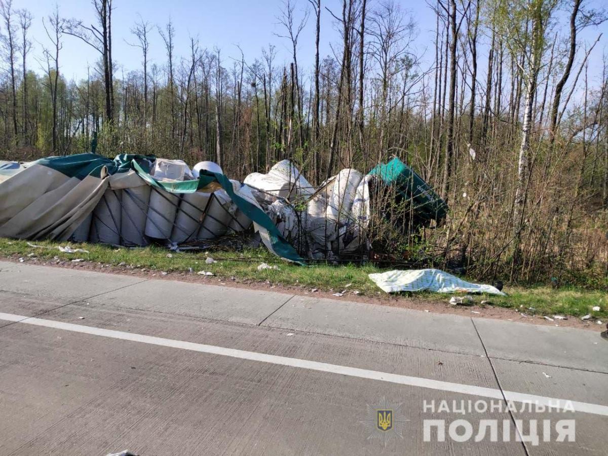 У результаті аварії обидва авто з’їхали з дороги та перекинулись / фото ГУ Нацполіції в Житомирській області У результаті аварії обидва авто з’їхали з дороги та перекинулись / фото ГУ Нацполіції в Житомирській області