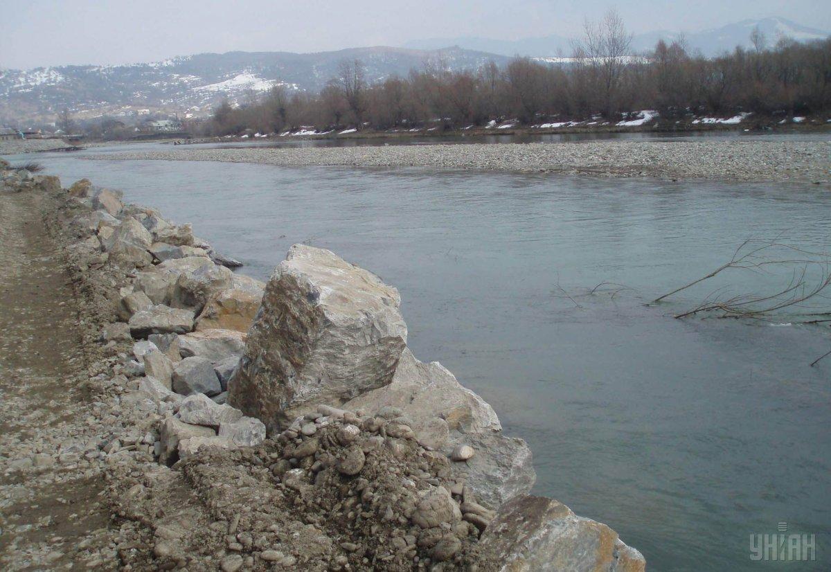 Деякі українці наражають себе на небезпеку, щоб втекти з країни / фото УНІАН Деякі українці наражають себе на небезпеку, щоб втекти з країни / фото УНІАН