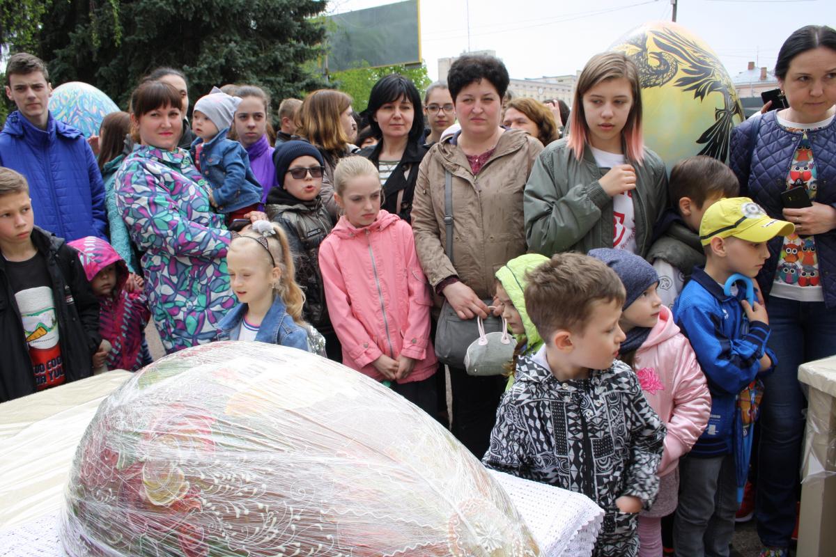 У Житомирі виготовили шоколадну писанку вагою 100 кг / фото Зоя Юхимчук