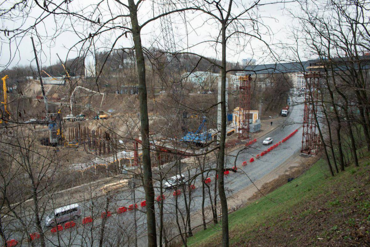 Склон в районе филармонии уже много лет нуждался в укреплении, говорит блогер / фото facebook.com/sergonaumovich