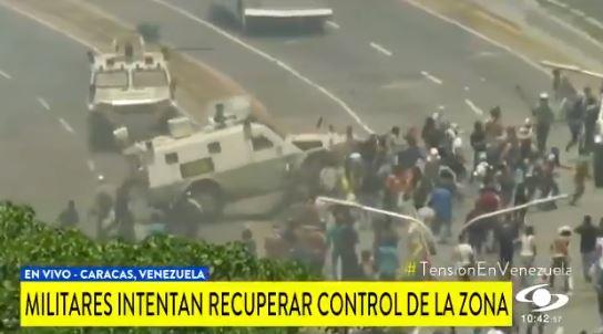 У Венесуелі військовий автомобіль в'їхав у натовп протестувальників / Скріншот