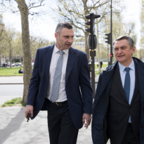 Klitschko at UNESCO HQ briefs on pedestrian bridge under construction in Kyiv