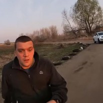 В Киеве полицейский вместе с неизвестными избил водителя квадроцикла (видео)