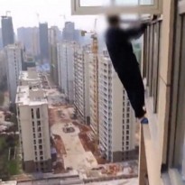 В Китае горе-грабитель пытался сбежать от полиции через окно на 22 этаже (видео)