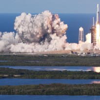 Илон Маск второй раз в истории запустил свою тяжелую ракету Falcon Heavy (фото)